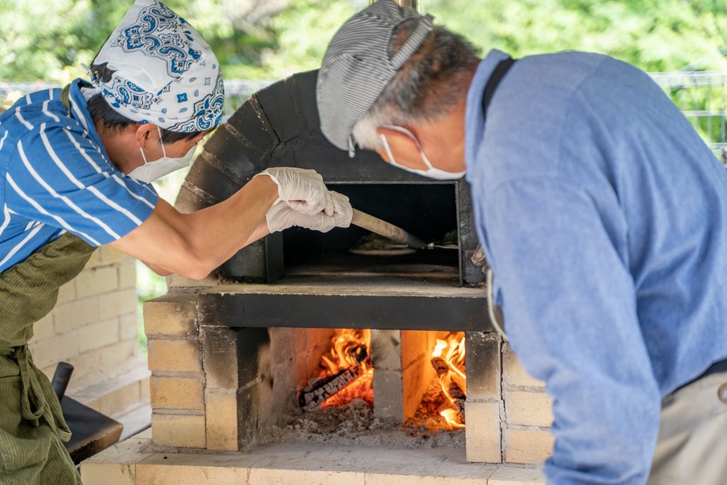 ノスタルジックな校舎と自然溢れる津野町白石でピザ焼き体験